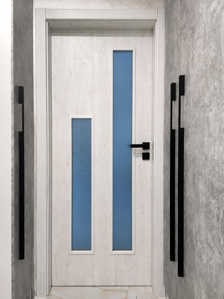 Made-to-measure interior door with asymmetric custom glazing