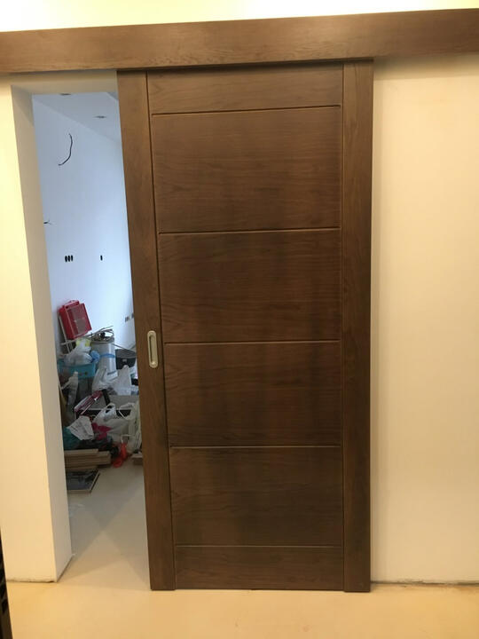 Made-to-measure single sliding interior door with concealed top track